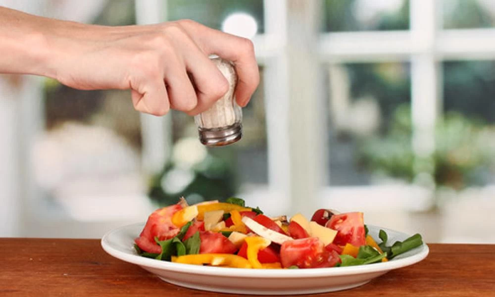 ΠΟΥ: Η υπεροβολική κατανάλωση αλατιού προκαλεί καρδιαγγειακά προβλήματα